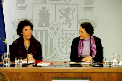 La portavoz del gobierno español, Isabel Celaá, y la ministra de Trabajo, Magdalena Valerio, en la rueda de prensa posterior al Consejo de Ministros este 8 de marzo.