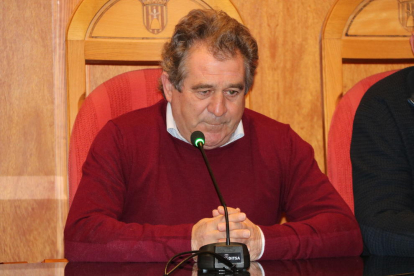 El alcalde de Montblanc, Josep Andreu, con la cabeza bajada mirada seria, durante su anuncio de iniciar una huelga de hambre indefinida, en el Ayuntamiento.