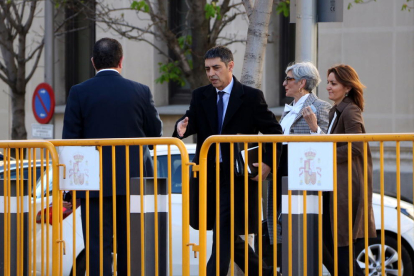 Imatge general de l'arribada del major Trapero al Tribunal Suprem, saludant un membre de l'equip de seguretat.