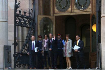 El presidente de la Generalitat, Quim Torra, entrando en el TSJC con su mujer y los abogados Gonzalo Boye y Jaume Alonso-Cuevillas.