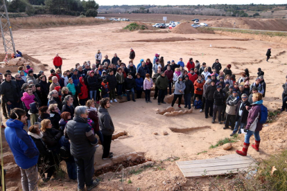 L'arqueòloga i dels visitants durant la visita al jaciment arqueològic de Vilardida a l'Alt Camp.