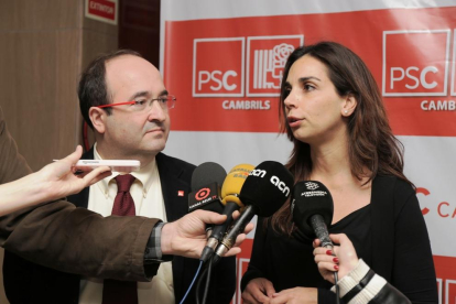 Ana López, con Miquel Iceta.
