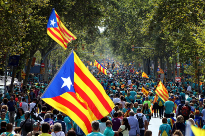 La Gran Via de Barcelona omplint-se per la manifestació de la Diada i amb un gran estelada en primer terme.