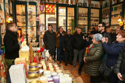 El grup, a la botiga, rep la informació que va oferir el seu propietari, Xavier Pagès, a l'esquerra.