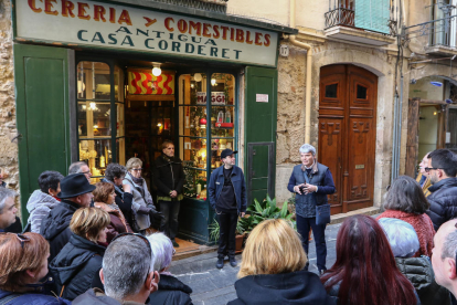 Marc Pons, persona que va guiar la visita, va rebre els participants a les portes de Casa Corderet.