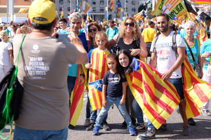 Famílies es fan fotografies a la manifestació de la Diada a la plaça d'Espanya.