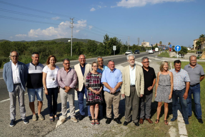 Els alcaldes del Pacte de Berà en una fotografia de família a la vora de la carretera N-340.