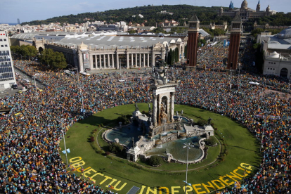 Imagen general con altura de la manifestación de la ANC en la plaza de España.