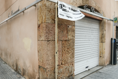 Façana de la fruiteria del carrer Apodaca que divendres va ser objecte de robatori.