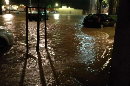 El carrer Manuel de Falla completament desbordat per l'aigua