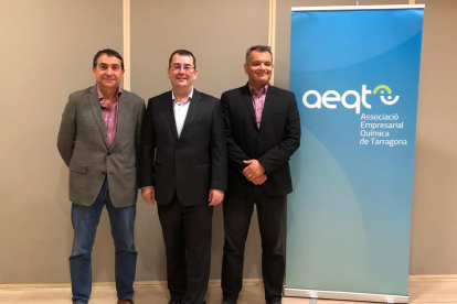 Sariol, en el centro, con los dos vicepresidentes del AEQT.