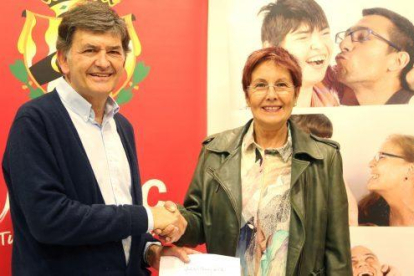 El presidente del Nàstic, Josep Maria Andreu, ha hecho la entrega del dinero a la presidenta de la Associació, Rosa Maria Rizo.