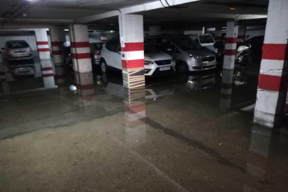 Imagen de un parking inundado en la calle Smith.