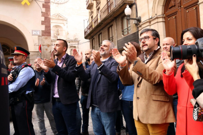 Carlos Carrizosa y miembros de la formación de Cs en Valls, aplaudiendo delante de el Ayuntamiento, en la plaza del Blat, como reacción a la protesta de un grupo de personas de colectivos, antifascistas.