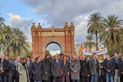 El presidente de la Generalitat, Quim Torra, en el Arco de Triunfo, con su familia, el Gobierno, los partidos y las entidades independentistas.