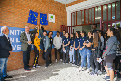 El alcalde Ballesteros, ayer, con alumnos en l'IES Campclar.