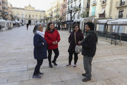 Denise Fresard, Paula Varas, Marina Canton y Francisco Alvear, hablando sobre la situación de Chile.