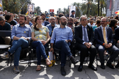 Primera fila del acto de Òmnium con el presidente de la Generalitat, Quim Torra, y el vicepresidente de Òmnium, Marcel Mauri.