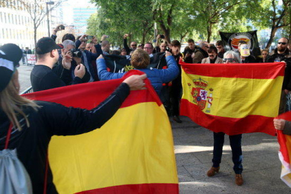 Manifestantes españolistas y antifascistas enfrentándose delante de las puertas de la Ciutat de la Justicia, este 14 de noviembre.