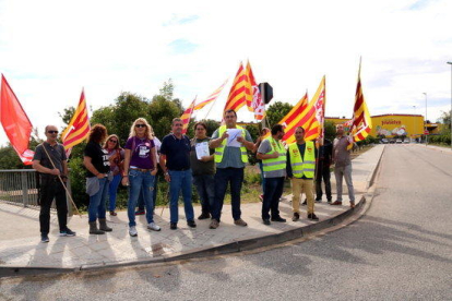 Una vintena de treballadors en una protesta per la seva situació laboral davant l'empresa Fruselva, a la Selva del Camp.