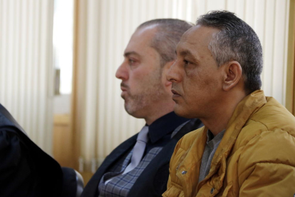 Primer pla de l'acusat de matar la seva exparella a Salou, Abderrahmane H., a l'inici del judici a l'Audiència de Tarragona, de perfil, al costat del seu advocat, Pau Albiac. Imatge del 14 de gener del 2019