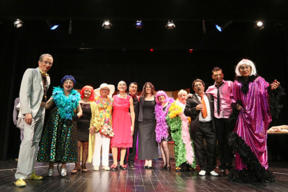 Los actores de La Teatr'Era, al final de la representación del pasado domingo.