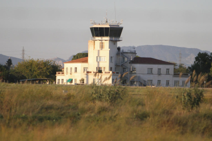 Una imatge d'arxiu de la torre de control de l'Aeroport de Reus.