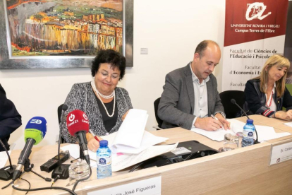 La rectora, María José Figueras, i el president del Consorci Intercomarcal d'Iniciatives Socioeconòmiques, Carles Luz, signen el conveni per impulsar el Cowocat Rural al Campus Terres de l'Ebre