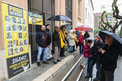 Membres del grup que fa cent dies que es concentra davant l'edifici de l'Audiència.