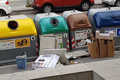 Materials de tota mena, com capses de cartó i, fins i tot, tres matalassos i cadires que algú va deixar al carrer Mallorca.
