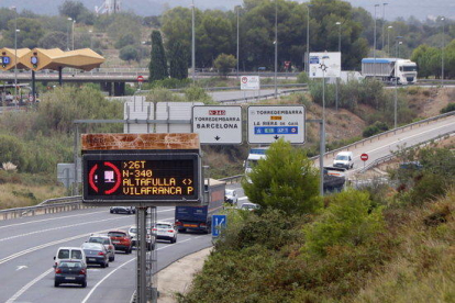 Pla obert d'un rètol lluminós que informa de la restricció de pas de camions per l'N-340, fins a Vilafranca Sud, a l'alçada de l'accés del peatge d'Altafulla-Torredembarra.
