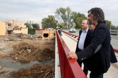 El diputado del PSC en el Parlament, Carles Castillo, con Pep Andreu y Miquel Iceta, desde el Pont Nou para ver el alcance de la crecida del Francolí.