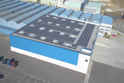 Imatge d'un projecte realitzat per EDF Solar en unes naus industrials.