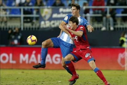 Imatge d'una jugada del partit entre el Málaga i la contra el Numancia a la Rosaleda .