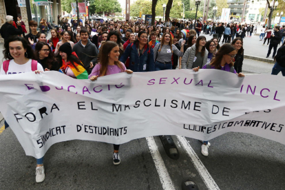 Centenares de estudiantes avanzan por la Rambla Nova en la manifestación feminista de hoy.