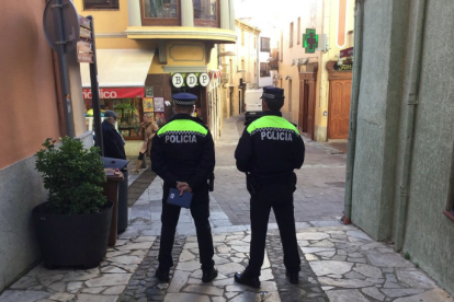 Imagen de dos agentes de la policía local de Palafrugell.
