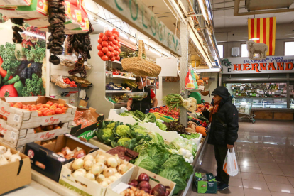 Una imatge d'arxiu d'una de les parades del Mercat del Carrilet.