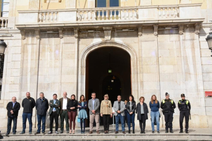 Minut de silenci davant l'Ajuntament de Tarragona per commemorar el 15è aniversari dels atemptats de l'11-M.