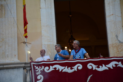 El Perpetuador, Josep Ramon Tules Armela, y el alcalde Josep Fèlix Ballesteros, han encendido la 'tronada'.