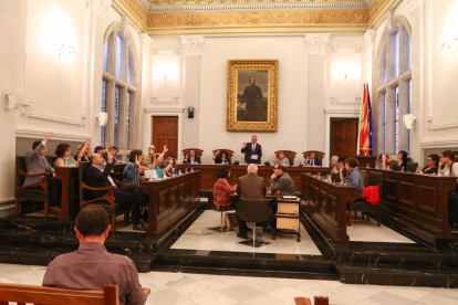 Imagen de una de las votaciones de la sesión plenaria celebrada ayer en el Ayuntamiento de Reus.