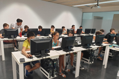 Imatge de joves utilitzant els ordinadors en un dels tallers programats.