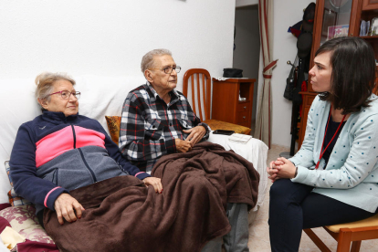 Salvador Casellas, amb Tere, la seva parella, i Verónica, la psicòloga de l'EAPS que du a terme el programa de l'Obra Social La Caixa.