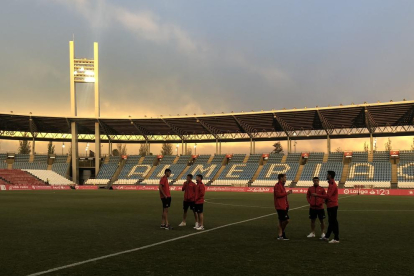 Los jugadores del Reus inspeccionan el campo.