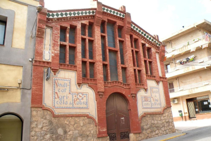 Imatge de la façana del Sindicat Agrícola de Cabra del Camp.