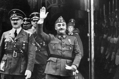 Foto difundida por EFE en 1940 de la entrevista de Franco y Hitler en Hendaya. La imagen de los dictadores fue superpuesta.
