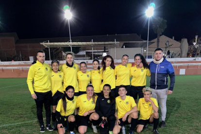 La plantilla del primer equipo femenino de la Escuela Fútbol Base Salou Costa Daurada.