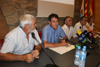 El alcalde de Batea, Joaquim Paladella, rodeado de los miembros del gobierno municipal.