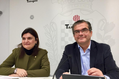 José Luís Martín y María Elisa Vedrina en la comparecencia de ayer en la sala de prensa del Ayuntamiento de Tarragona.