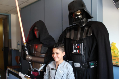 Imagen de la visita de los personajes de Star Wars al Hospital Joan XXIII.
