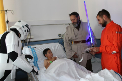 Imatge de la visita dels personatges d'Star Wars a l'Hospital Joan XXIII.